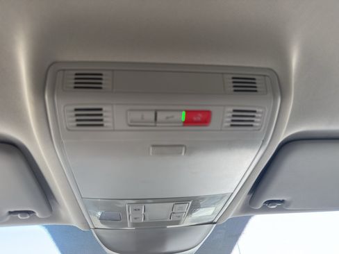 Used 2025 Volkswagen Taos SE AWD/4WD image 22