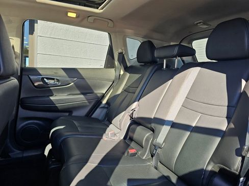 Used 2016 Nissan Rogue SL image 18