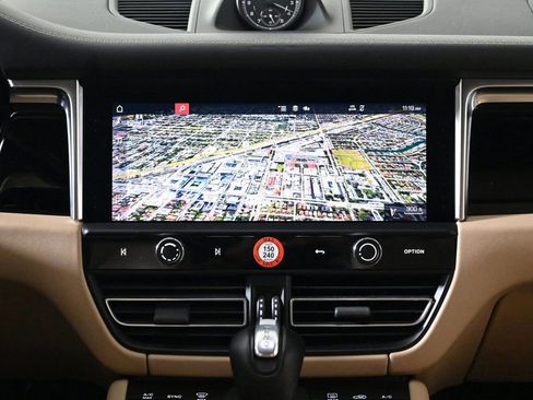 Certified 2024 Porsche Macan image 16