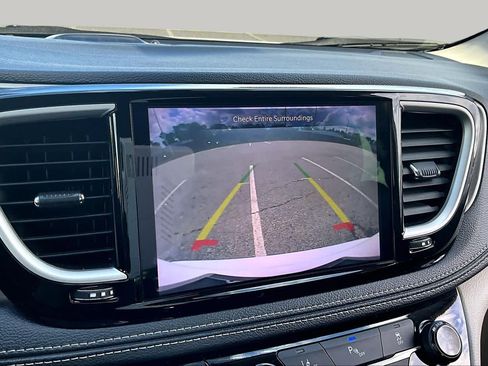 Used 2024 Chrysler Pacifica Limited FWD image 27