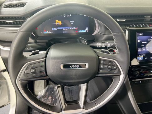 Used 2023 Jeep Grand Cherokee Altitude image 10