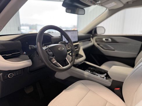 Certified 2025 Ford Explorer Platinum w/ Ultimate Package image 13