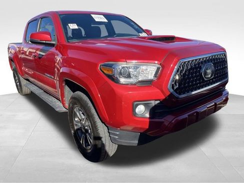 Used 2018 Toyota Tacoma TRD Sport image 3