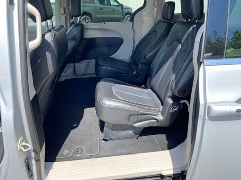 Used 2024 Chrysler Pacifica Touring-L FWD image 12