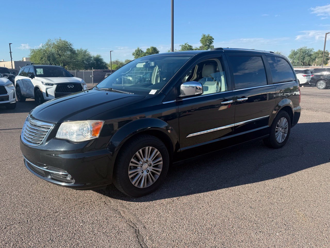 Used 2013 Chrysler Town & Country Limited w/ Luxury Group FWD image 1