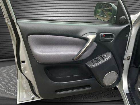 Used 2004 Toyota RAV4 2WD image 19