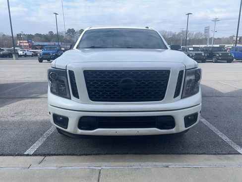 Used 2019 Nissan Titan SV w/ SV Convenience Package image 2