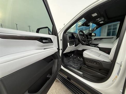 Used 2025 Chevrolet Suburban Premier image 10