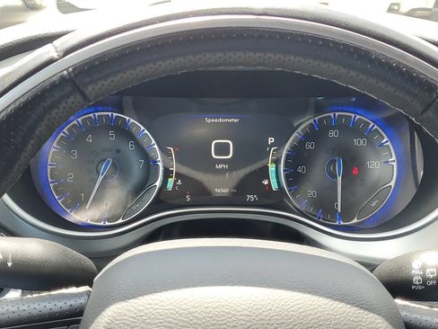 Used 2019 Chrysler Pacifica Limited w/ S Appearance Package FWD image 19