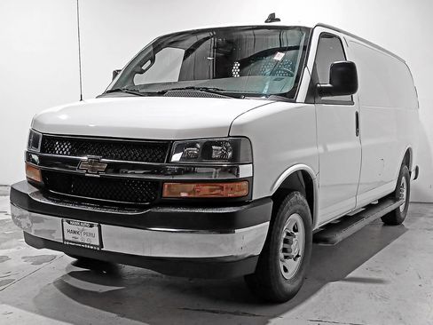 Used 2025 Chevrolet Express 2500 w/ Driver Convenience Package RWD image 3