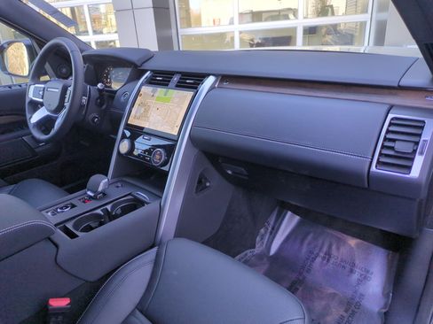 Used 2025 Land Rover Discovery Dynamic SE image 31