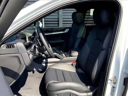 New 2025 Porsche Cayenne Coupe image 5