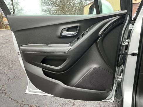 Used 2018 Chevrolet Trax LT w/ LT Convenience Package image 9