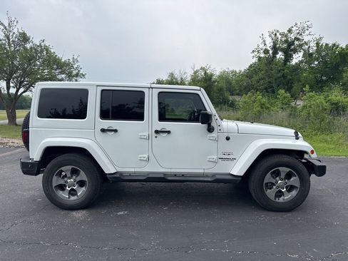 Used 2017 Jeep Wrangler Unlimited Sahara w/ Max Tow Package AWD/4WD image 2