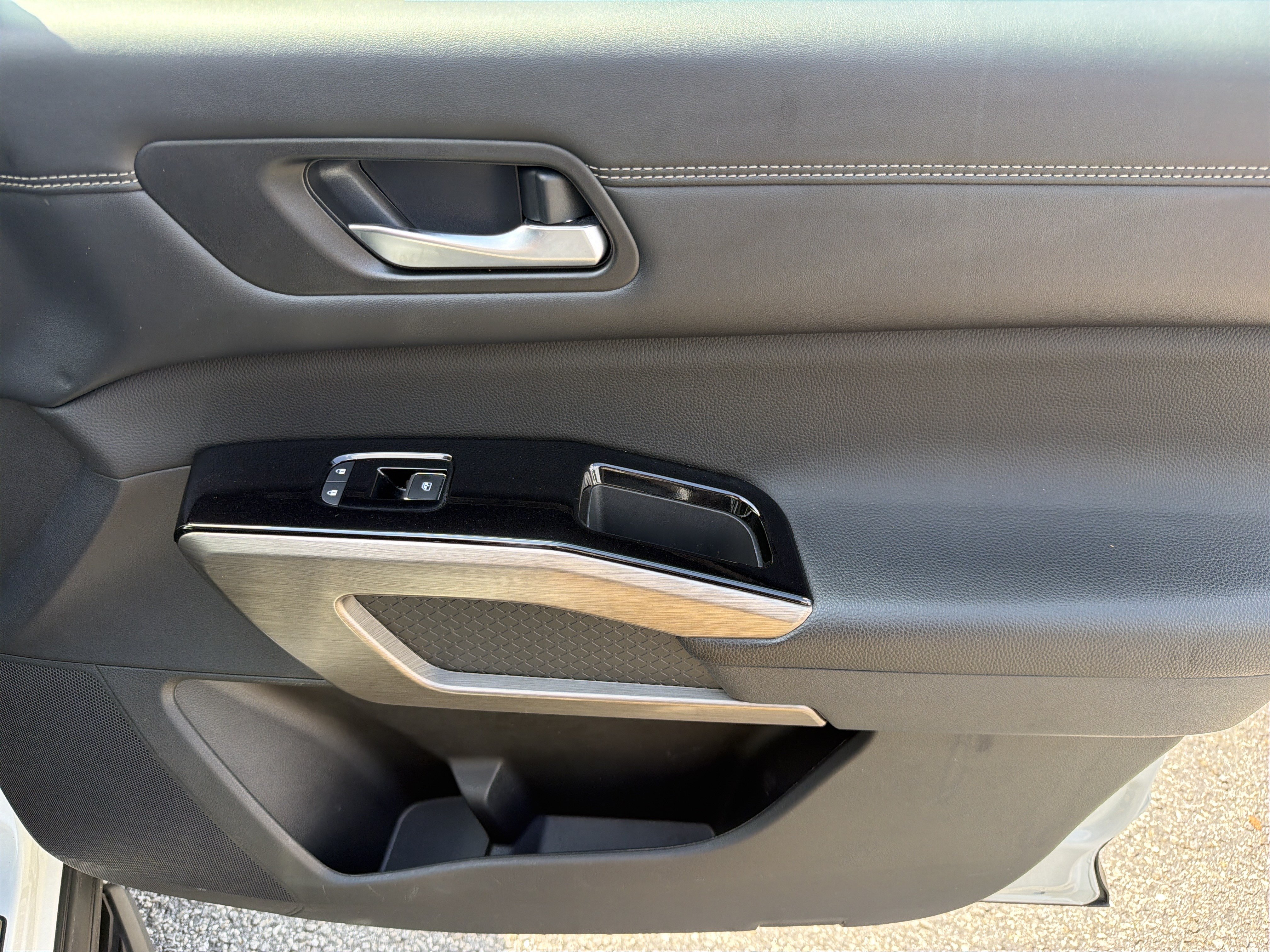 Used 2023 Nissan Pathfinder Platinum w/ Lighting Package (N93) FWD image 15