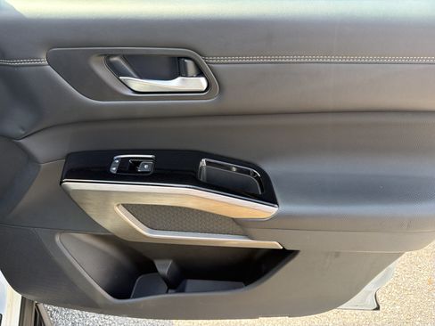 Used 2023 Nissan Pathfinder Platinum w/ Lighting Package (N93) FWD image 15