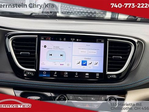 Used 2021 Chrysler Pacifica Touring-L image 9