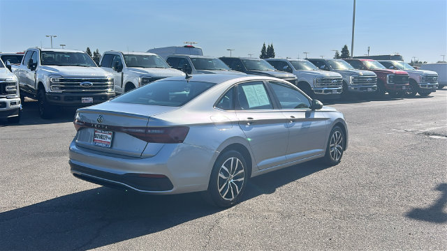 Used 2025 Volkswagen Jetta SE FWD image 3