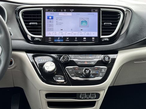 Used 2023 Chrysler Pacifica Touring-L image 17