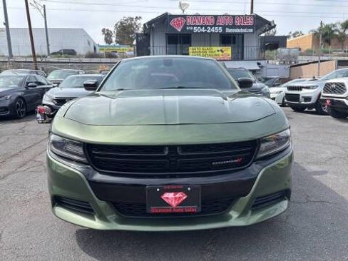 Used 2018 Dodge Charger SXT w/ Blacktop Package RWD image 2