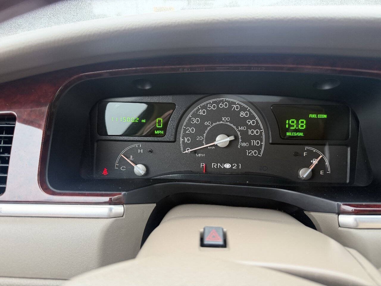 Used 2005 Lincoln Town Car Signature Limited RWD image 17