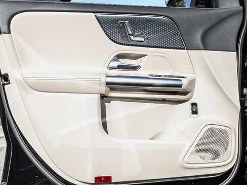 Used 2025 Mercedes-Benz GLA 250 4MATIC image 24