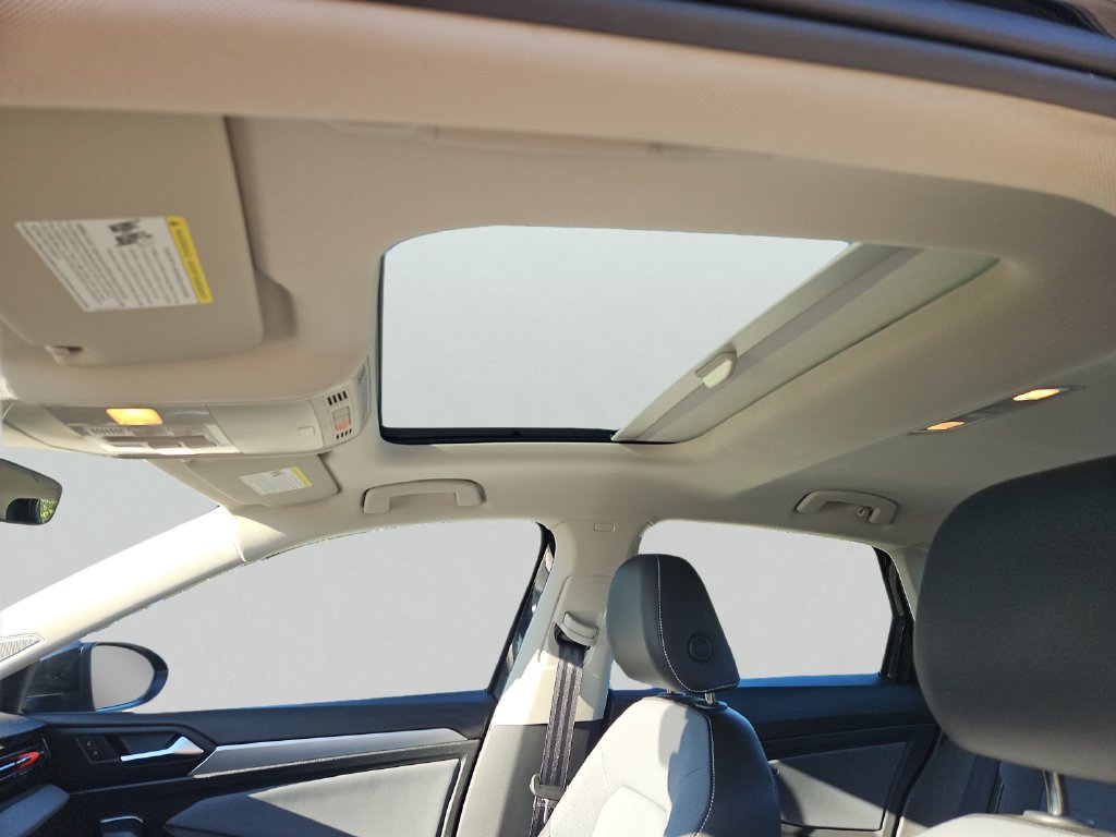Certified 2025 Volkswagen Jetta SE w/ Sunroof Package FWD image 15