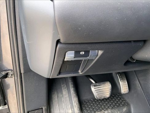 Certified 2023 Land Rover Defender 110 X-Dynamic SE AWD/4WD image 32
