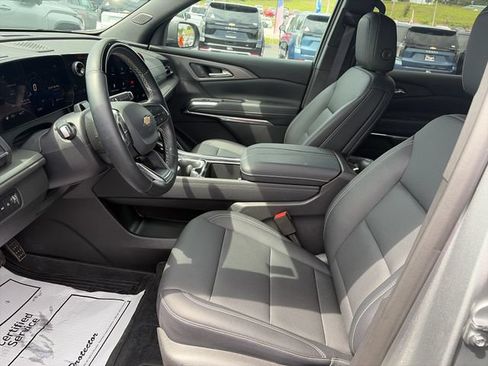 Used 2025 Chevrolet Traverse LT w/ Enhanced Driving Package AWD/4WD image 9