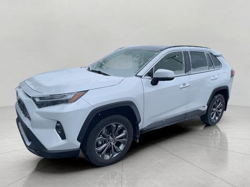 Used 2018 Toyota RAV4 XLE image 3