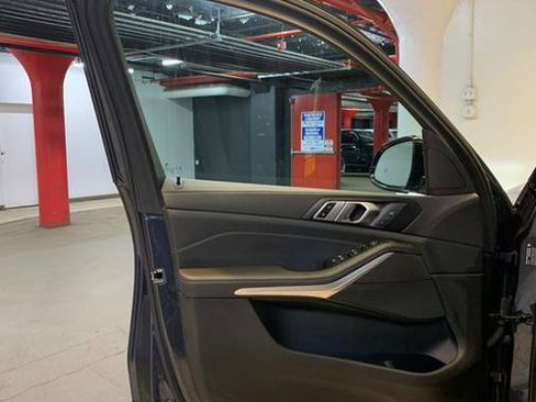 Used 2022 BMW X5 xDrive40i w/ M Sport Package image 11