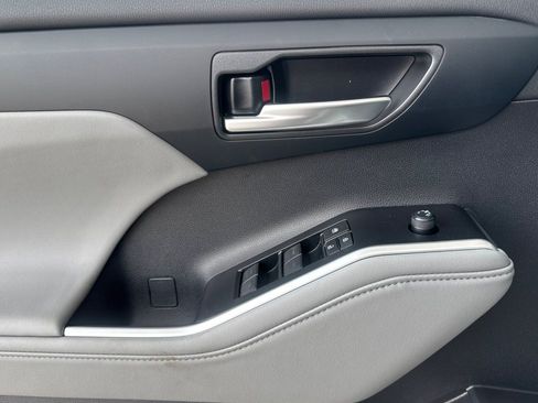 New 2026 Toyota Highlander XLE image 13