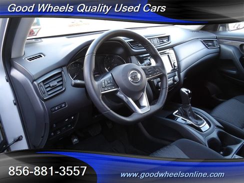 Used 2018 Nissan Rogue SV w/ Sun & Sound Touring Package image 11