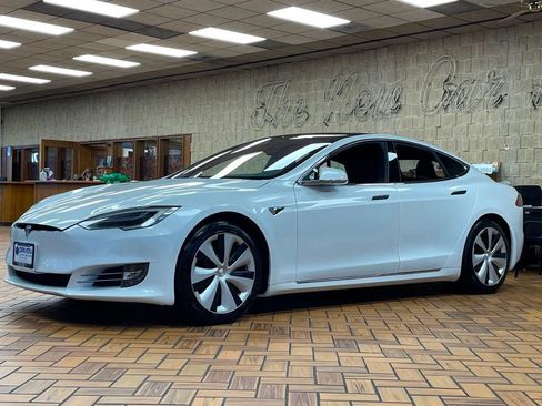 Used 2020 Tesla Model S Long Range Plus image 4