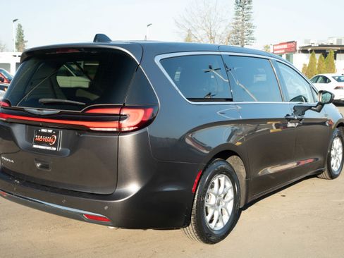 Used 2023 Chrysler Pacifica Touring-L image 8