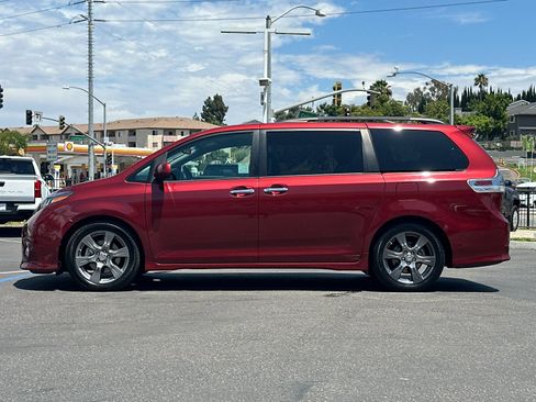 Used 2017 Toyota Sienna SE FWD image 2