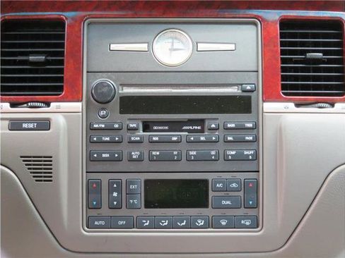 Used 2003 Lincoln Town Car Signature image 6