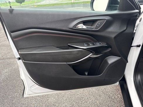 Used 2025 Chevrolet Trax RS w/ Sunroof Package FWD image 14