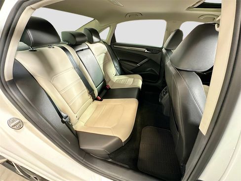 Used 2020 Volkswagen Passat 2.0T R-Line image 30