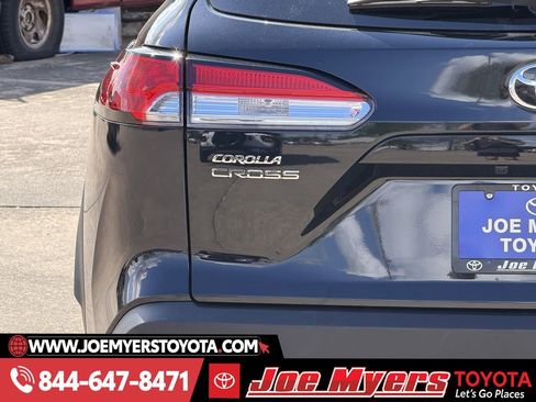 Used 2025 Toyota Corolla Cross LE image 10