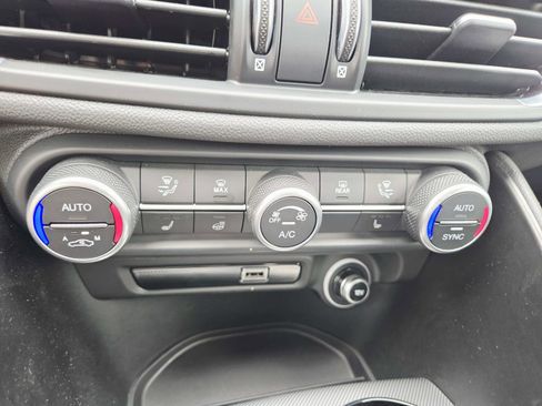 Used 2024 Alfa Romeo Giulia Ti AWD/4WD image 31