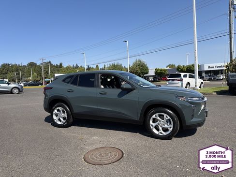 Used 2025 Chevrolet Trax LS w/ LS Convenience Package FWD image 7