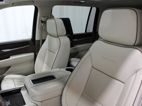 Used 2023 GMC Yukon XL Denali AWD/4WD image 4