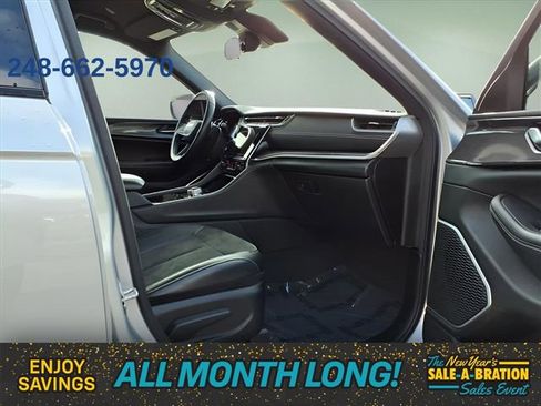 Used 2022 Jeep Grand Cherokee Altitude image 9