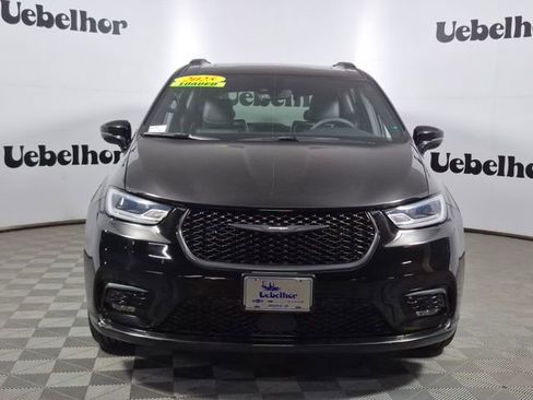 Used 2025 Chrysler Pacifica Limited image 2