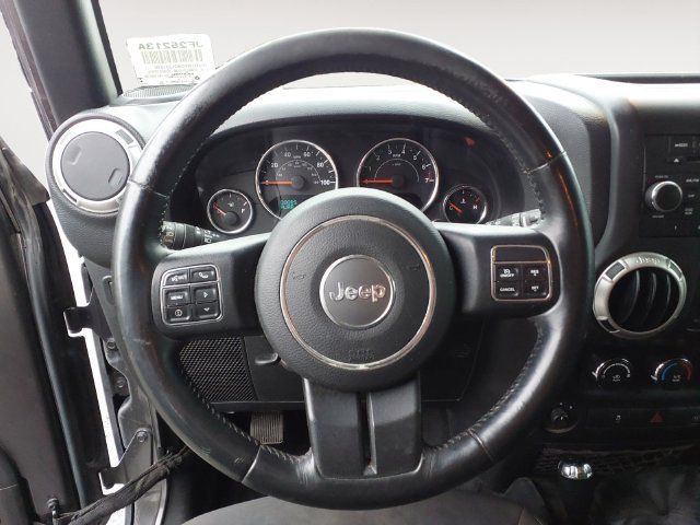 Used 2016 Jeep Wrangler Unlimited Rubicon w/ Connectivity Group AWD/4WD image 13