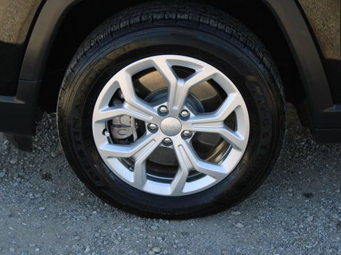 Used 2024 Jeep Compass Latitude image 8