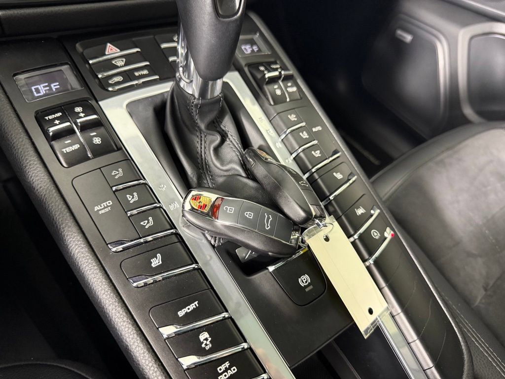 Certified 2021 Porsche Macan AWD/4WD image 27