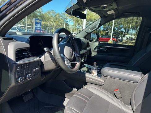 Used 2025 Chevrolet Suburban RST w/ Comfort Package image 8