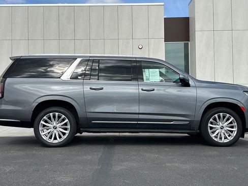 Used 2022 Cadillac Escalade ESV Luxury image 2